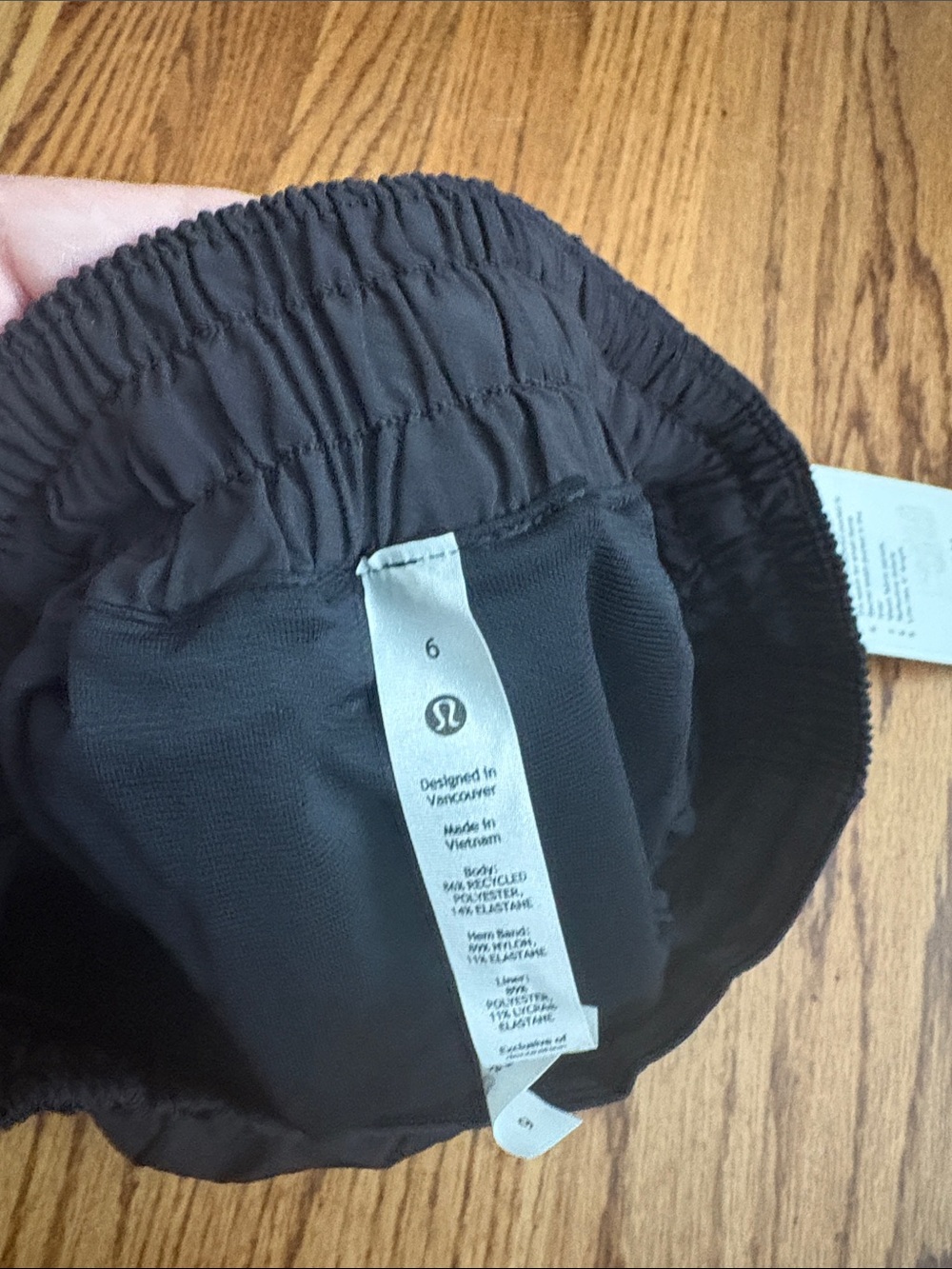 NWT lululemon athletica Black Women's hotty hot 4” size 6  Running Shorts - Picture 3 of 5